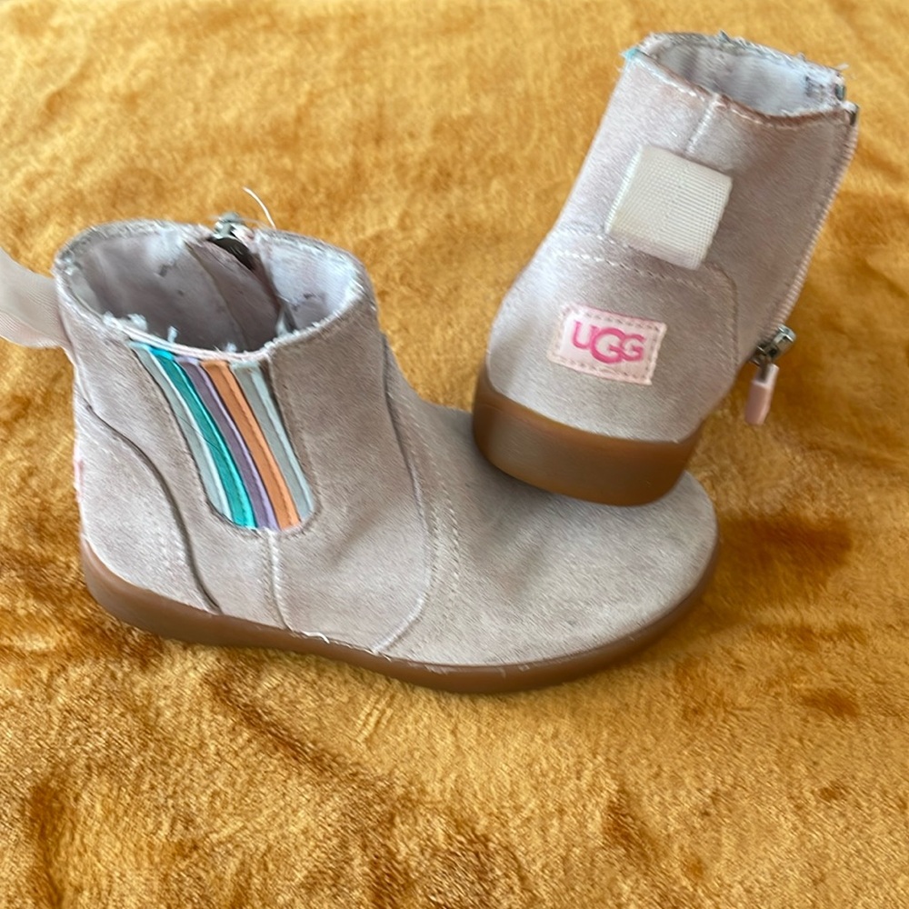 Size 8 kids pink and rainbow Ugg boots. Good used condition. Zipper